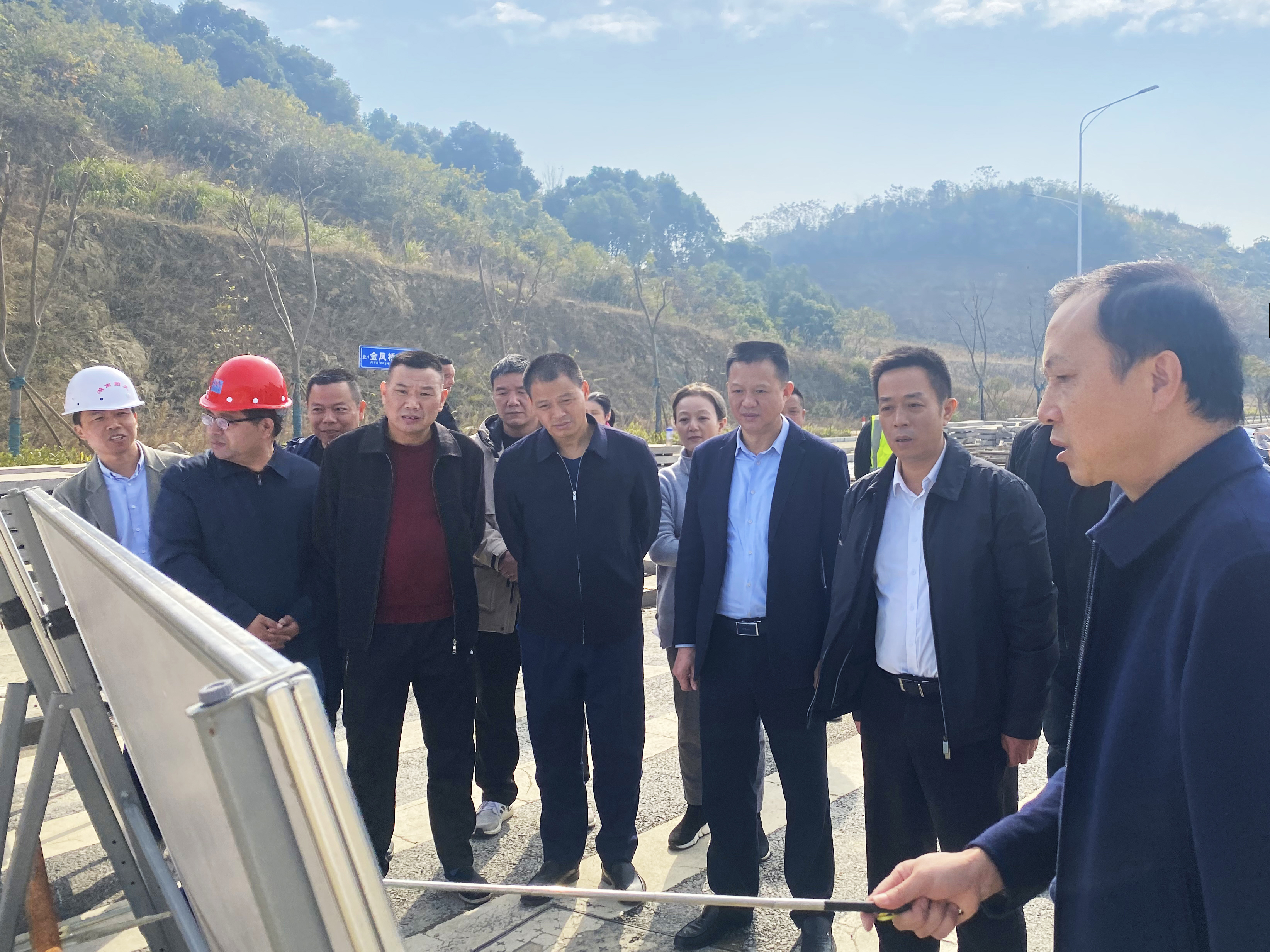 11.26汪濤深入市城投集團(tuán)重點項目調(diào)研.jpg 11.26汪濤深入市城投集團(tuán)重點項目調(diào)研.jpg